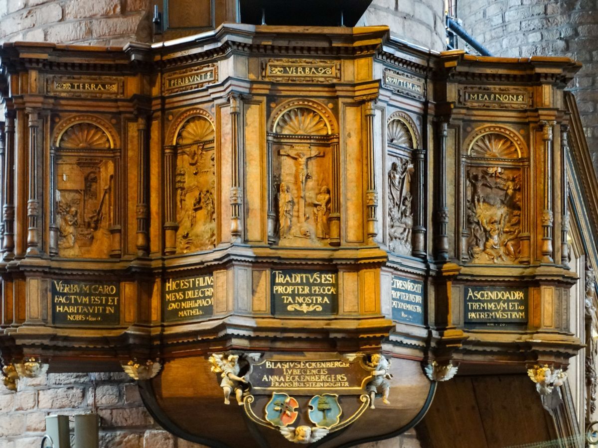 Schnitzerein an der Kanzel (verschiedene Jesusdarstellungen)