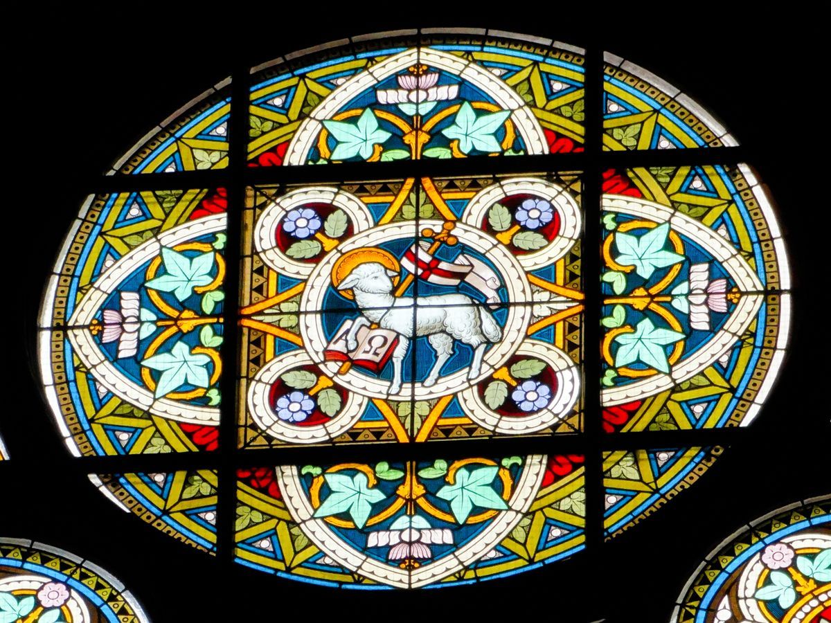 Kunstvoll gestaltetes Glasfenster mit