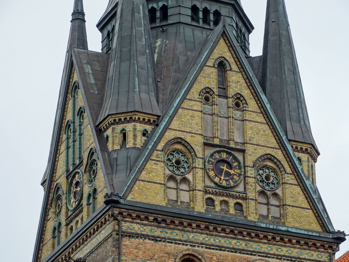 90m hoher Turm der Nikolaikirche