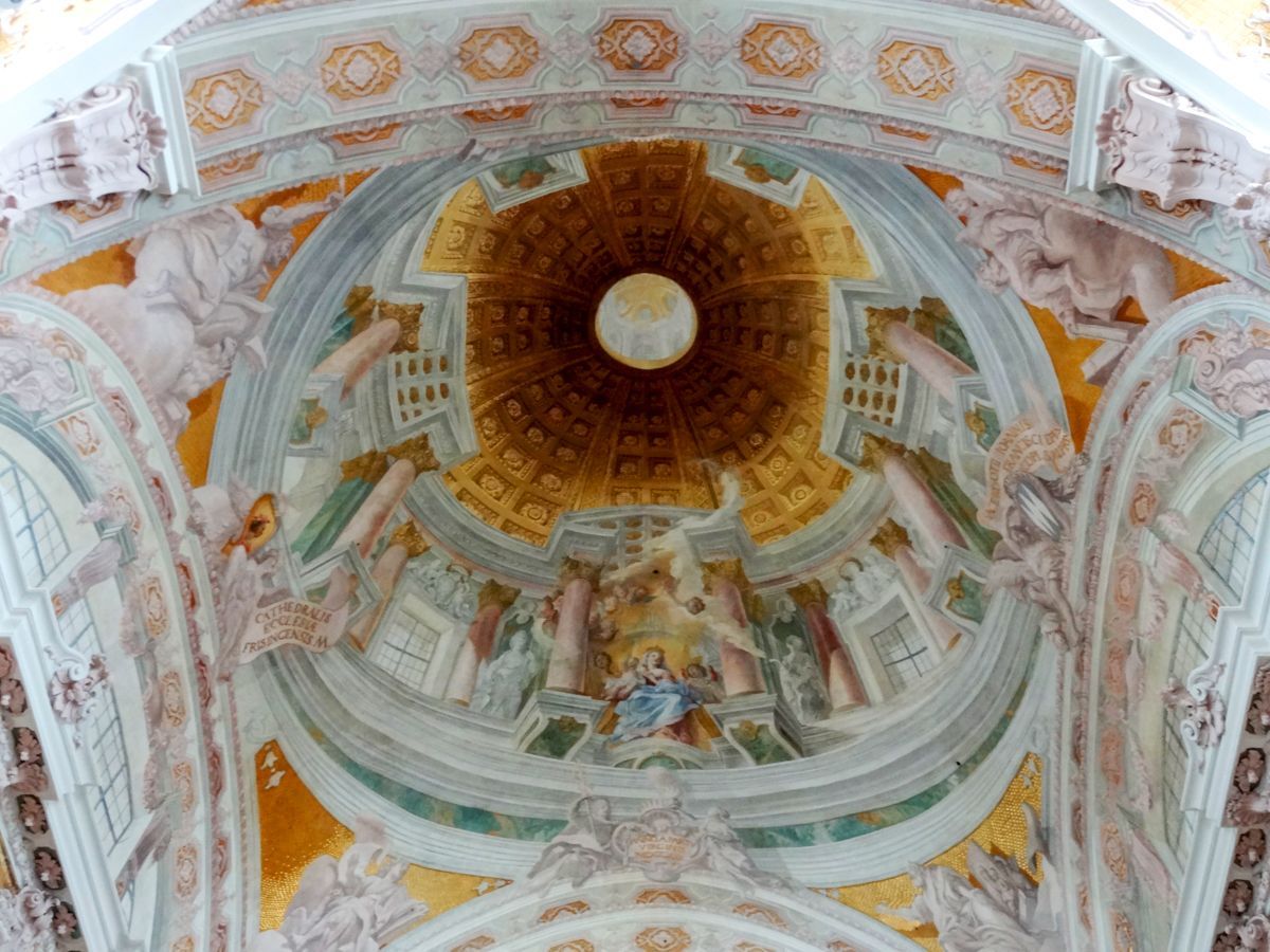 Perspektivisch gemalte Kuppel mit Marienthron von Cosmas Damian Asam