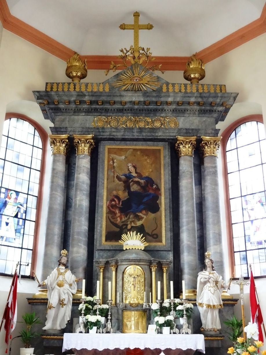 Hochaltar mit den Statuen der beiden Kirchenpatrone