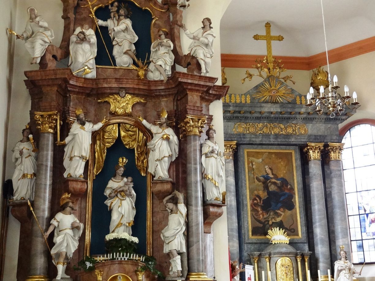 Nothelfer Seitenaltar und Hochaltar