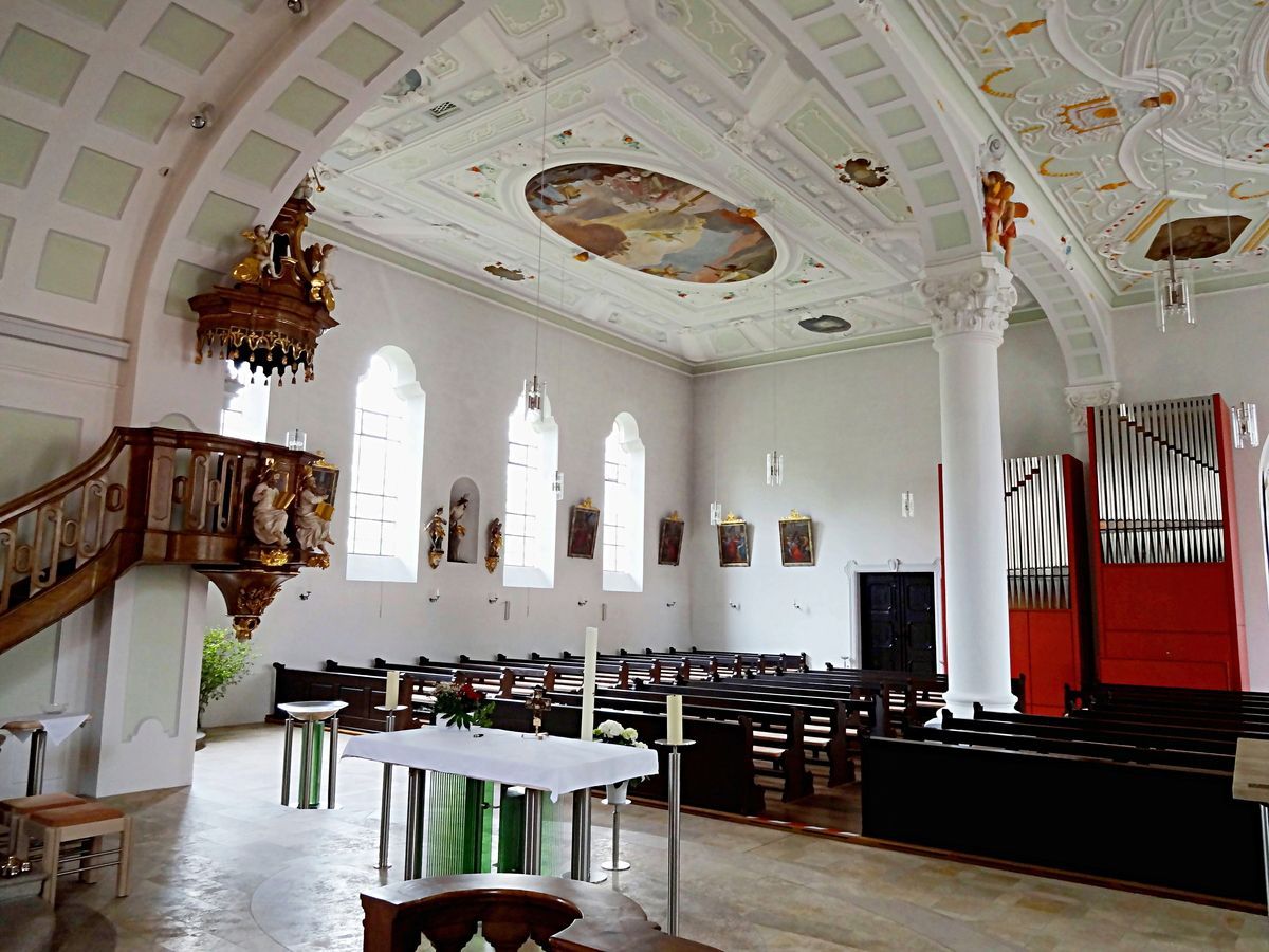 Blick ins Kirchenschiff