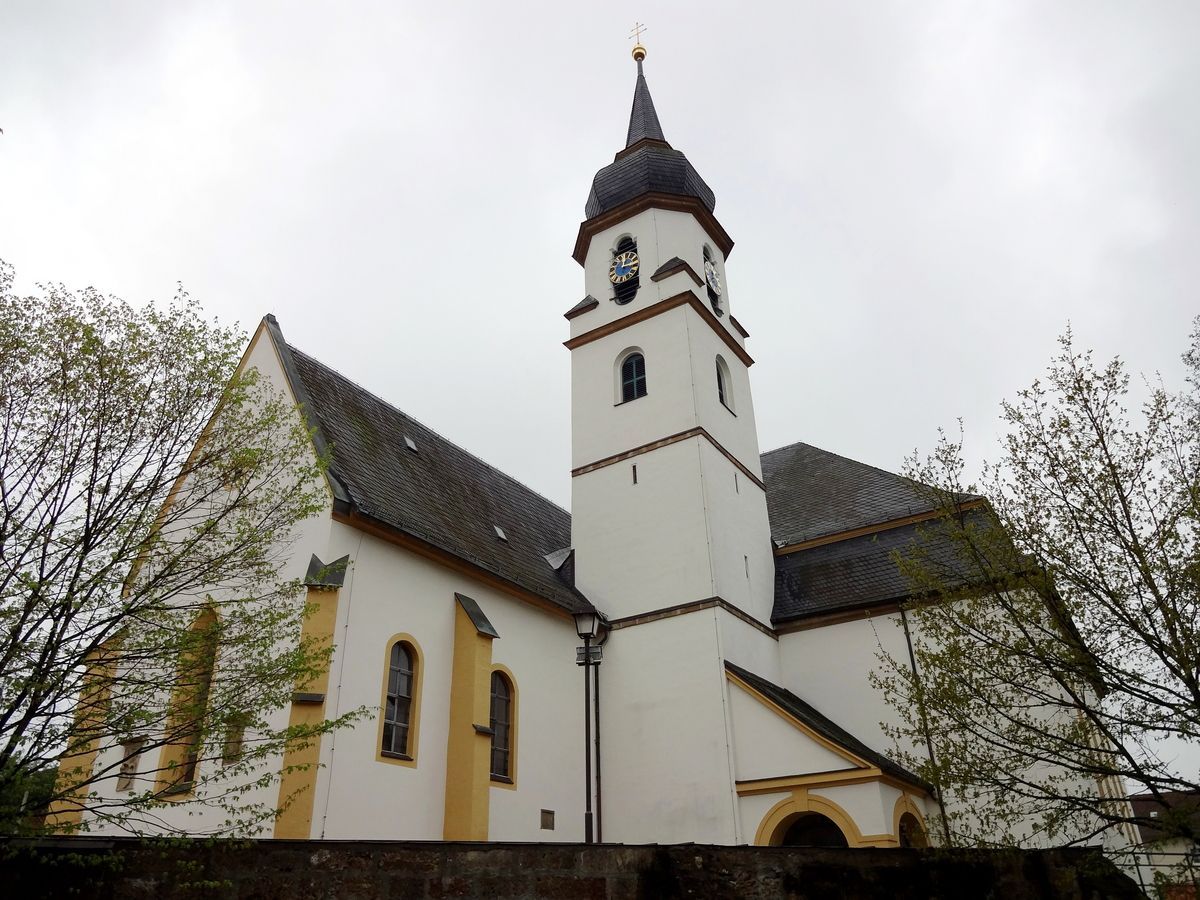 Die Ebensfelder Pfarrkirche fällt bereits von außen mit ihrer ungewöhnlicher Form auf