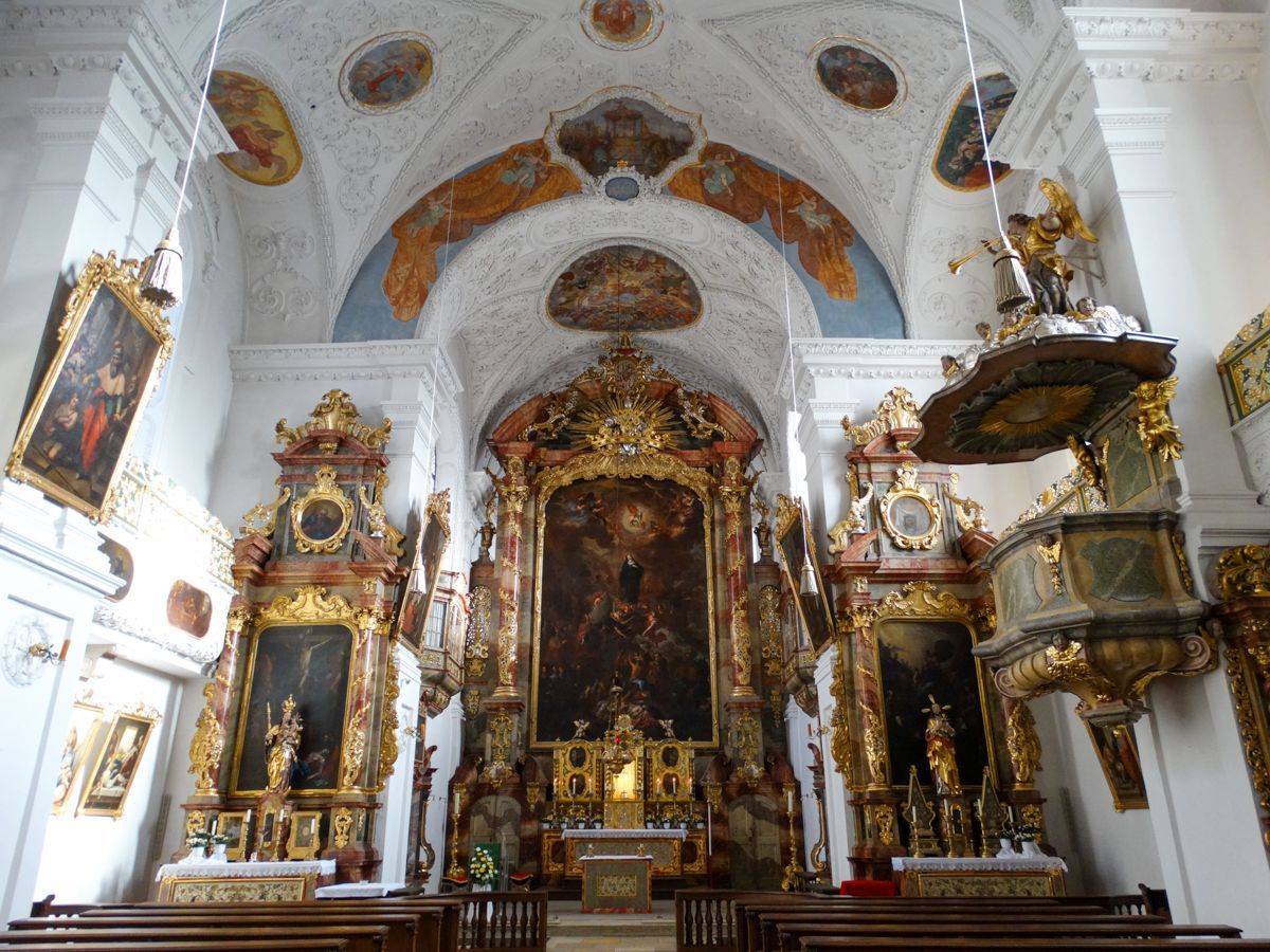 Blick zum Hochaltar mit dem Bildnis der Hl. Walburga