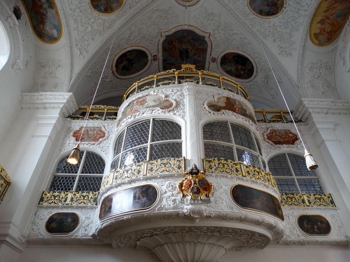 Nonnenchor integriert in die Empore