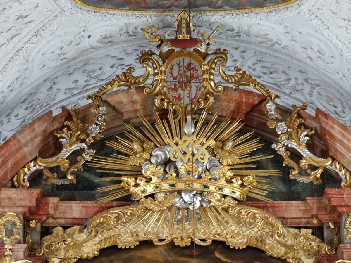Barockzierde über dem Hochaltar