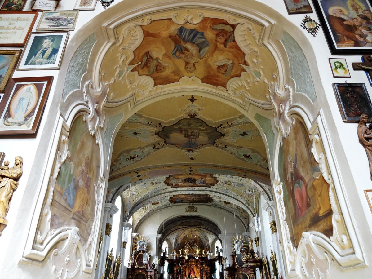 Blick von der St. Anna Votivkapelle in die Basilika