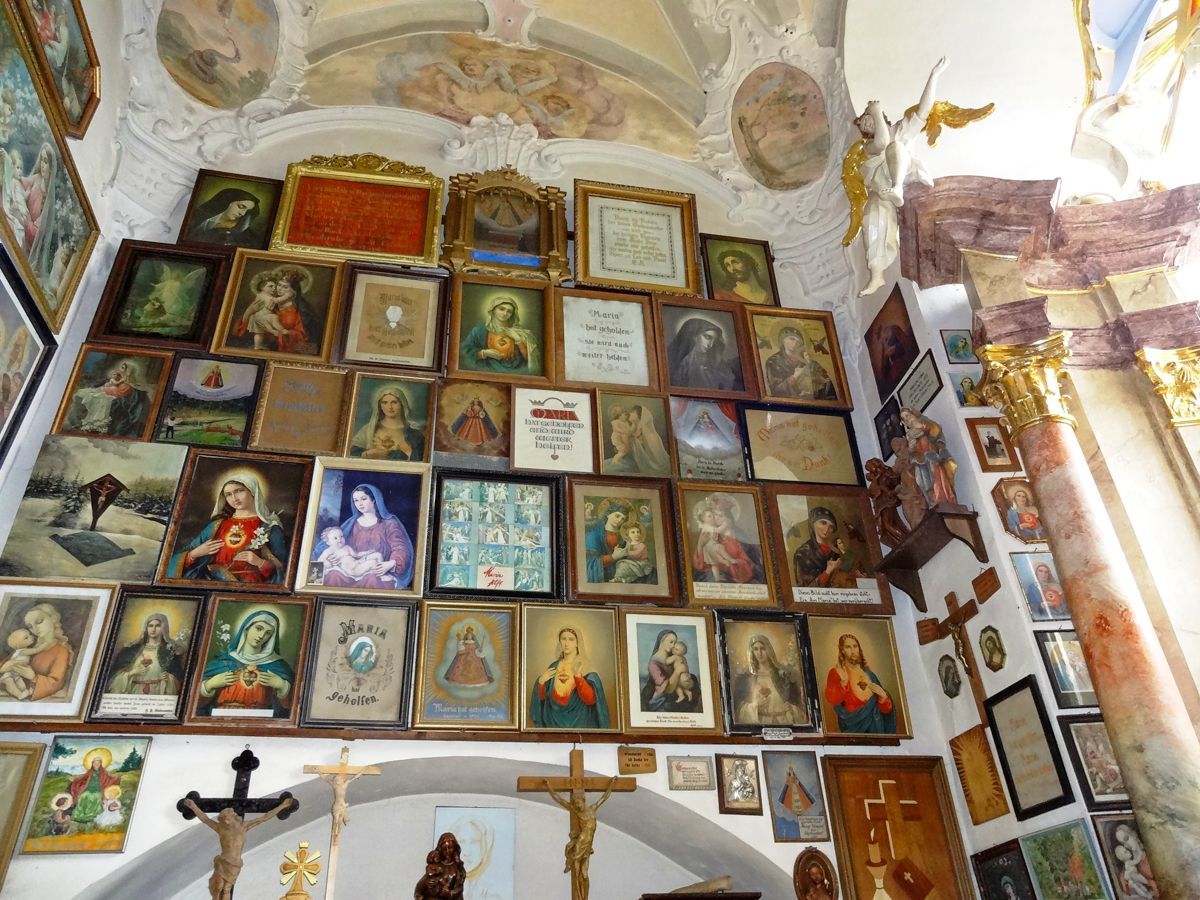 Votivtafeln der Wallfahrer in der Annakapelle