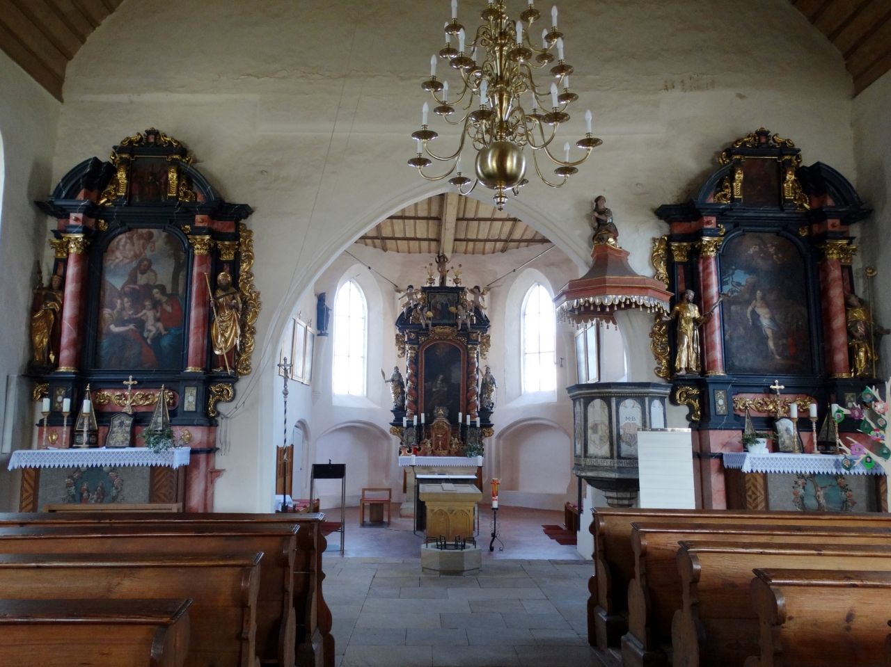 Blick auf die  drei Barockaltäre