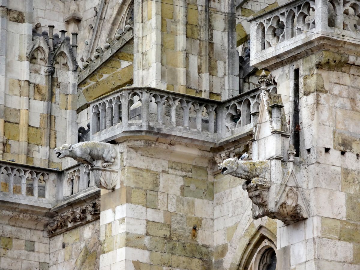 Dämonen an der Außenmauer