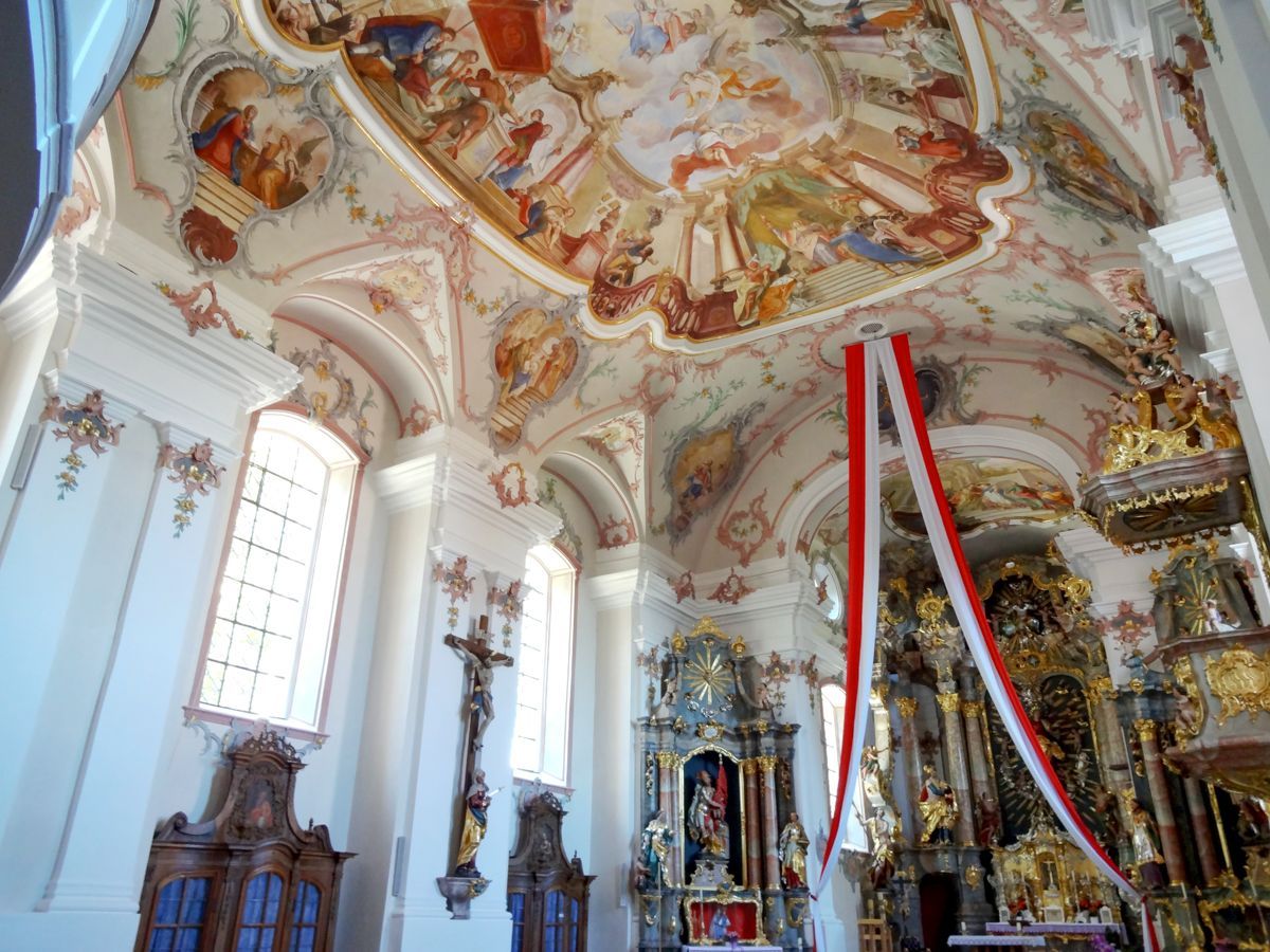 Blick durchs Kirchenschiff