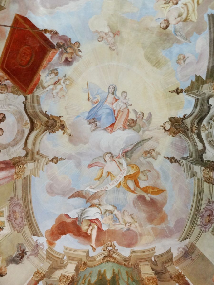 Maria ist der Mittelpunkt des riesigen Deckenfreskos