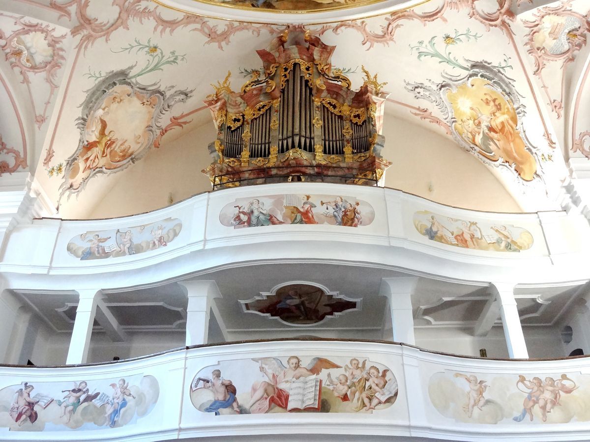 Doppelempore mit Orgel und musizierenden Engeln