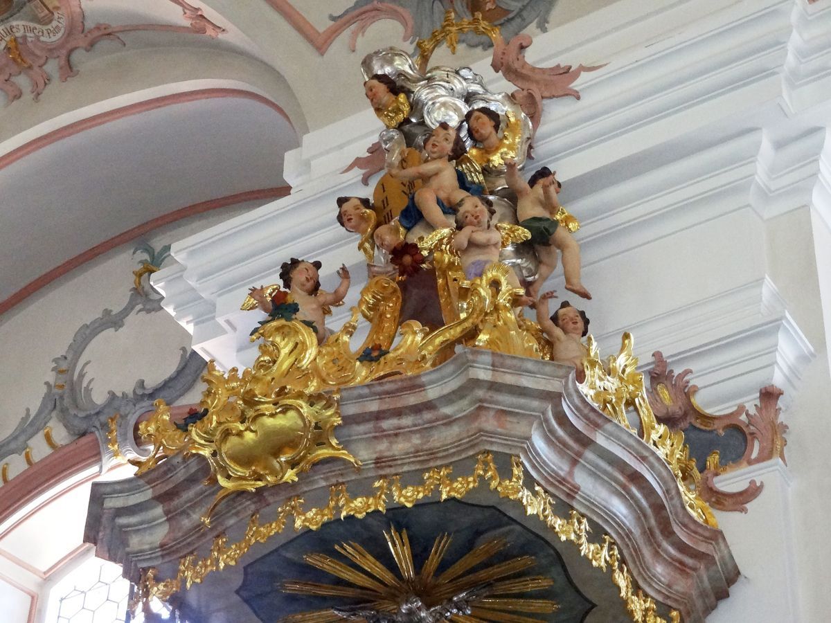 mit Putten besetzter Kanzelschalldeckel