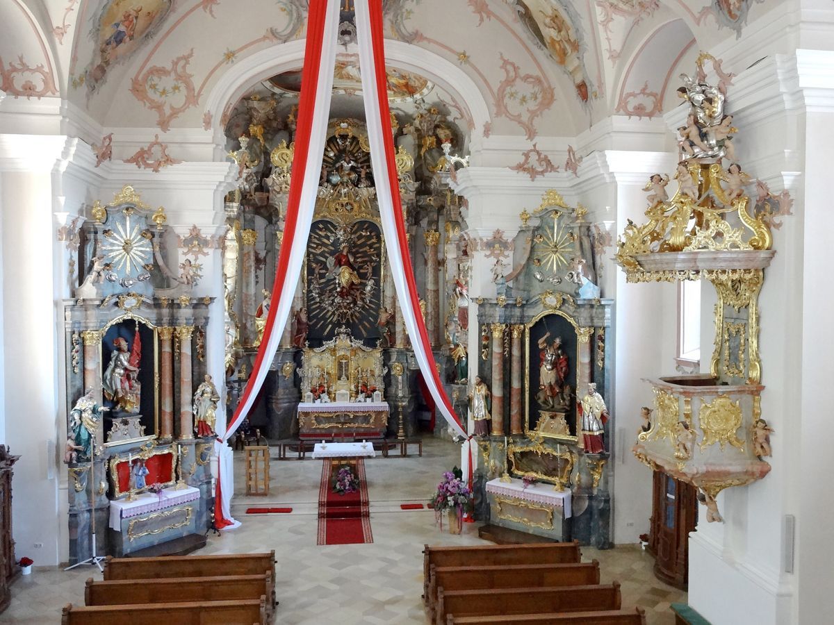 Blick von der Empore ins Kirchenschiff