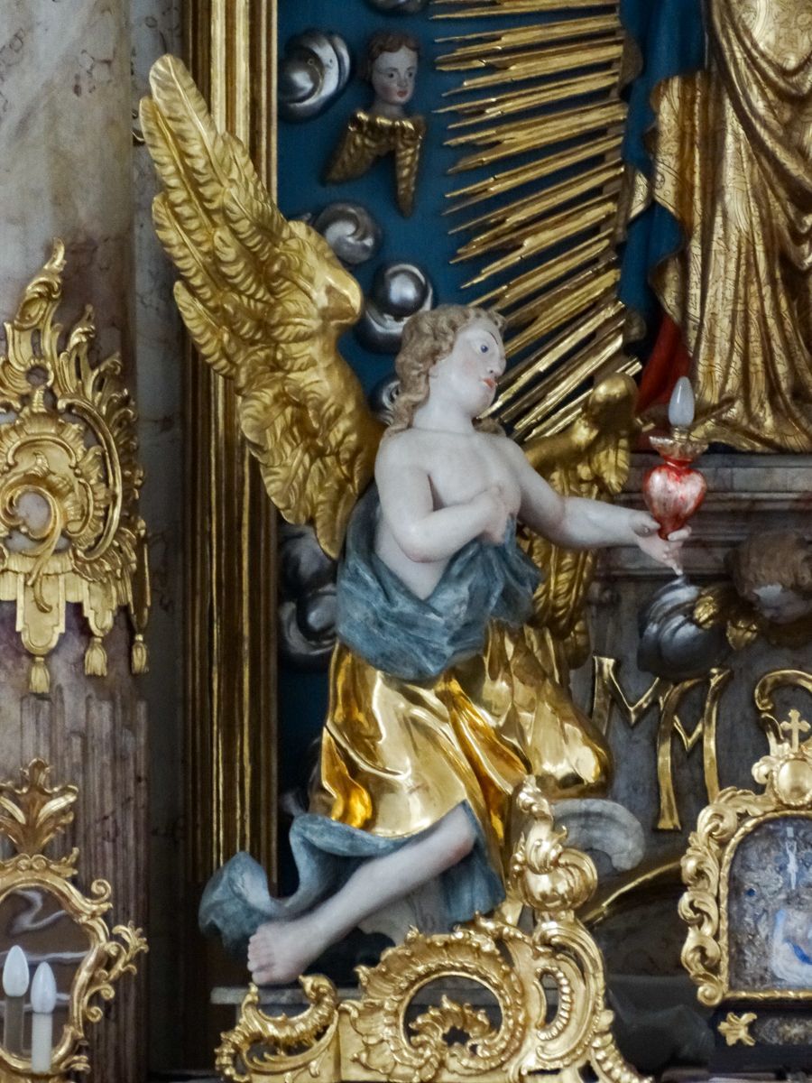 Kniender Engel mit brennendem Herz