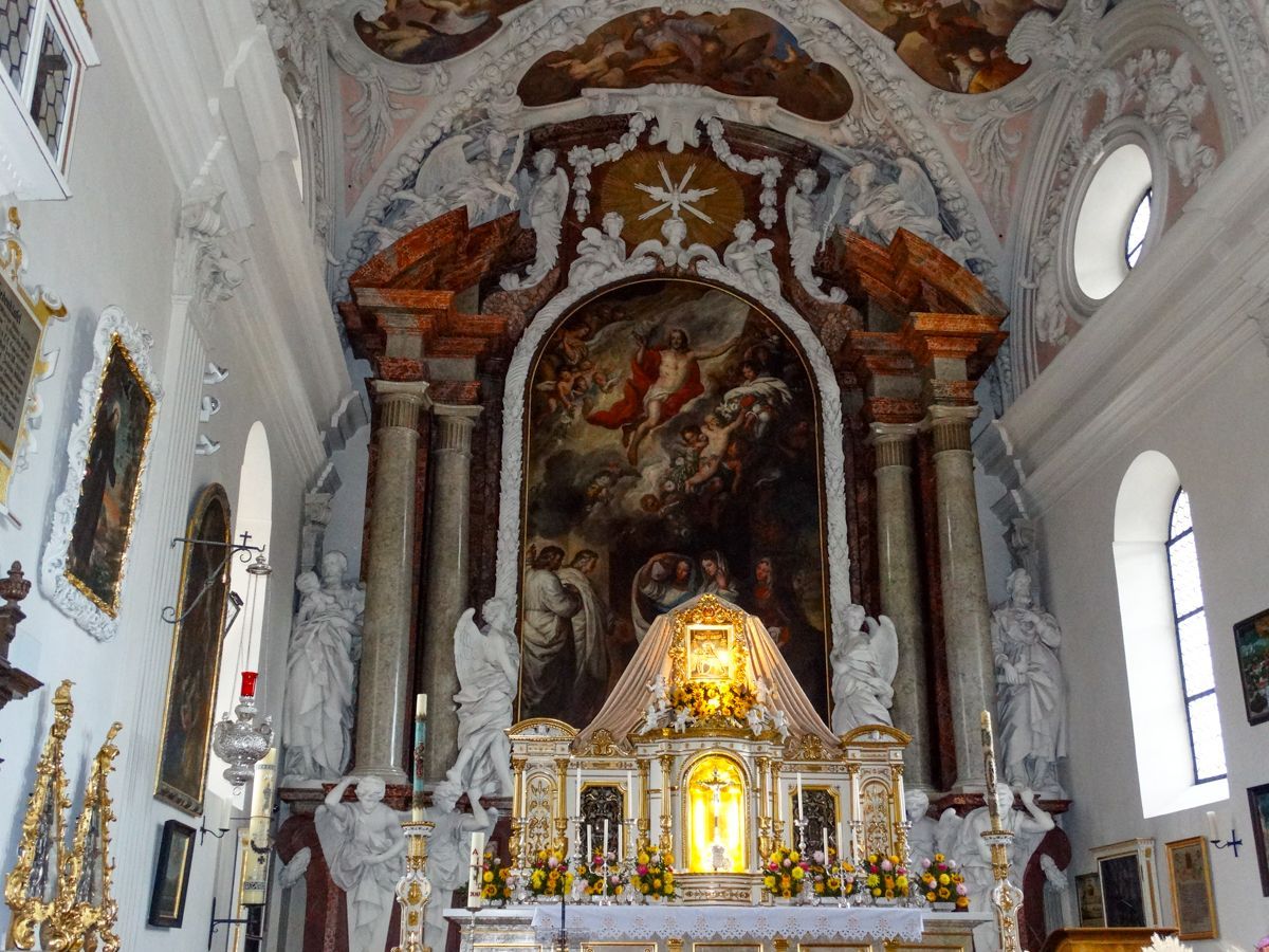 Hochaltar mit integriertem Vesperbild