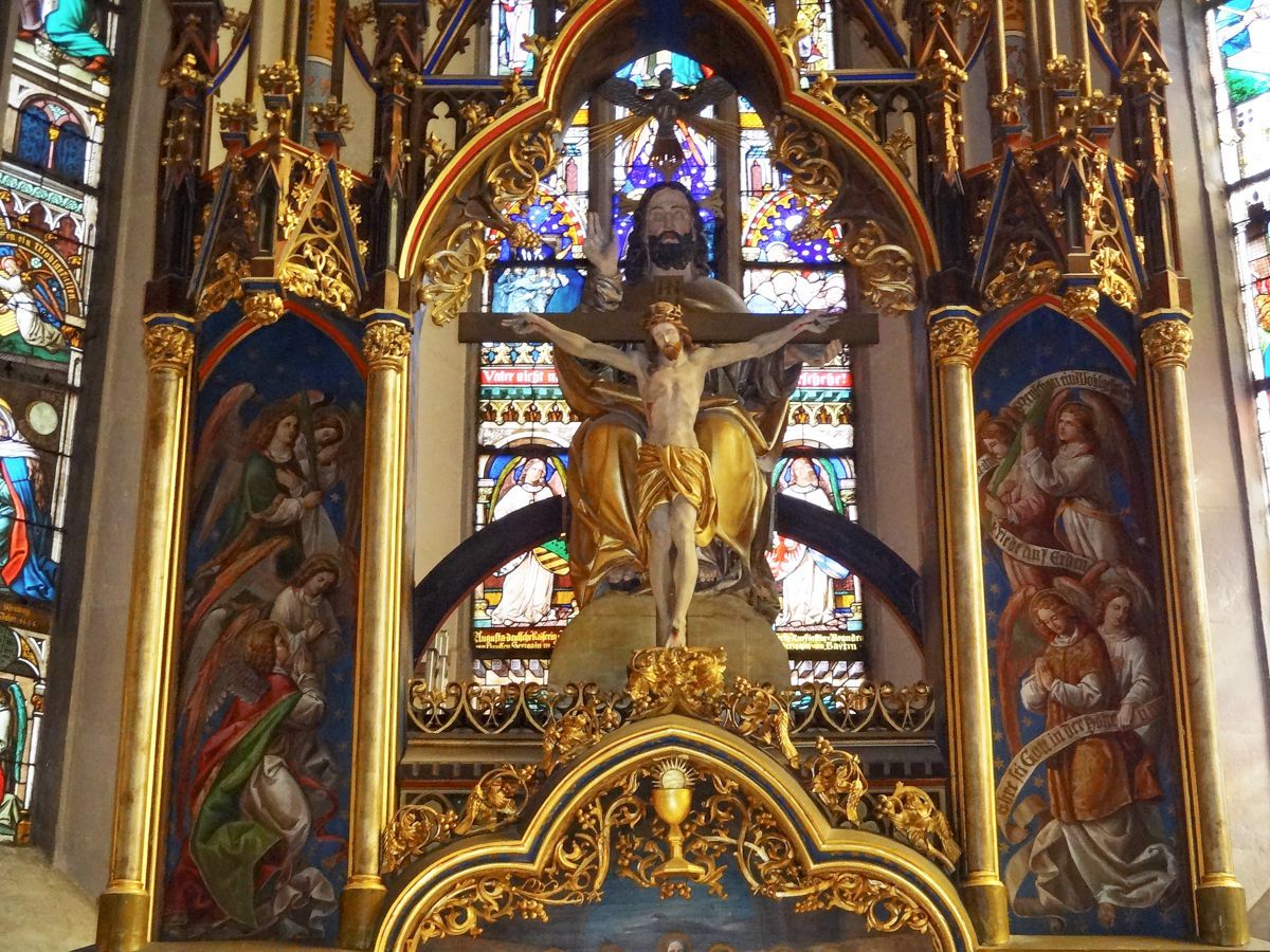 Neugotischer Hochaltar mit Gnadenstuhl: Gekreuzigtem, Gottvater und Hl. Geist (Trinitatis)