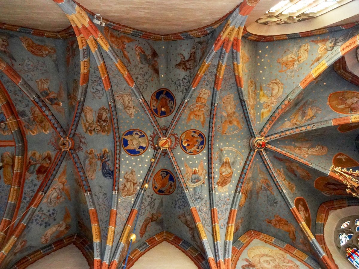 Sternenhimmel mit zahlreichen Engelsdarstellungen im Chorgewölbe