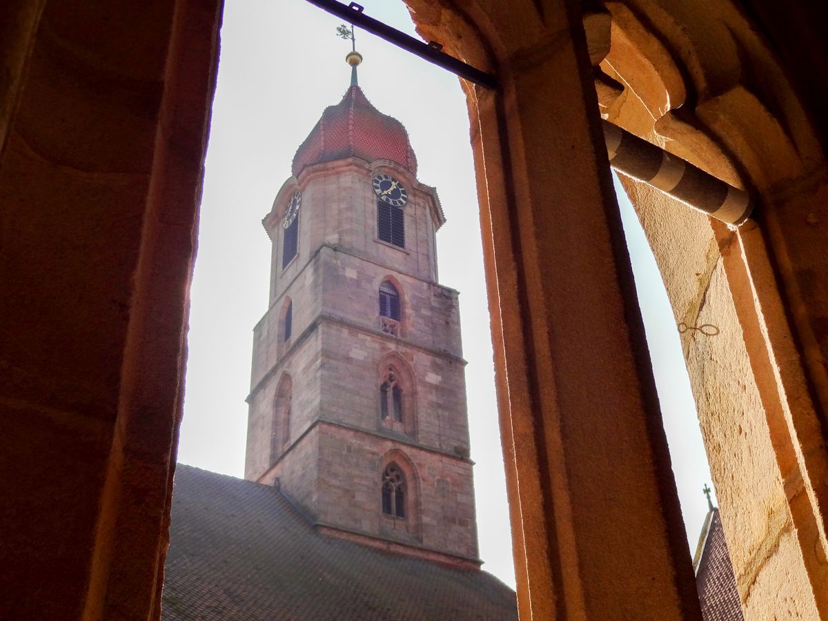 Blick zum Turm vom Kreuzgang aus