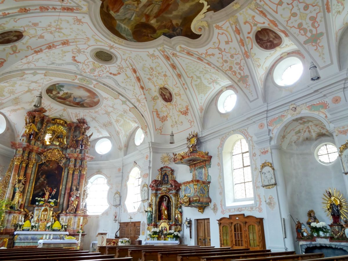 Doppelgeschossige Fensteranordnung