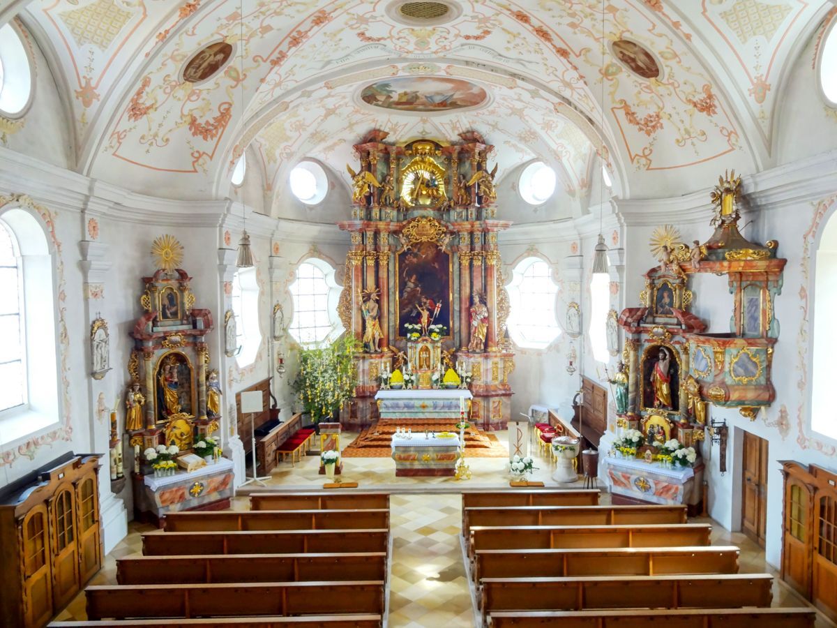 Lichtdurchflutetes Kirchenschiff