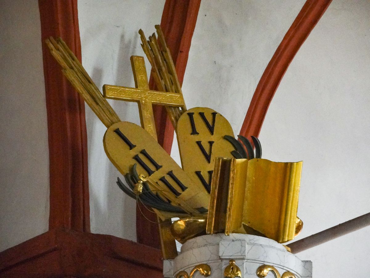 Attribute Kreuz und Gesetzestafeln auf dem Kanzelschalldeckel