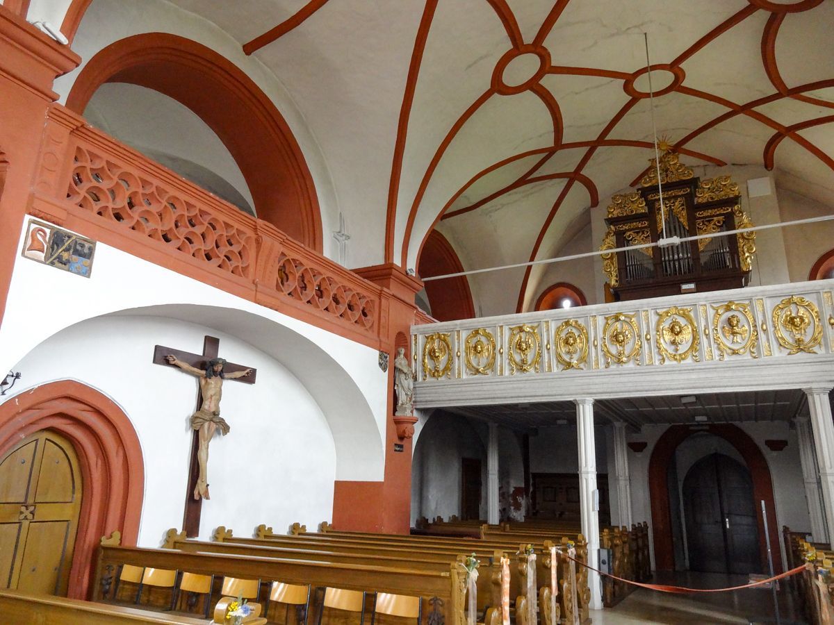 Blick zur Seiten- und Orgelempore