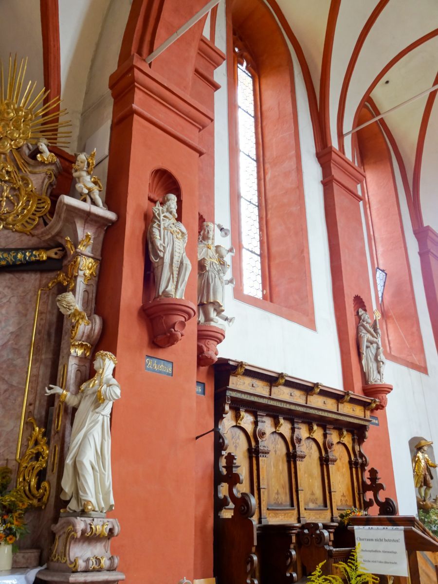 Nothelferfiguren zieren den Kirchenraum