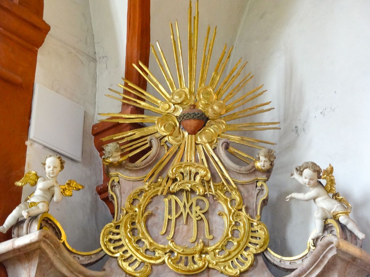 Monogramm Marias und Dornenherz bekrönen den Schmerzensaltar