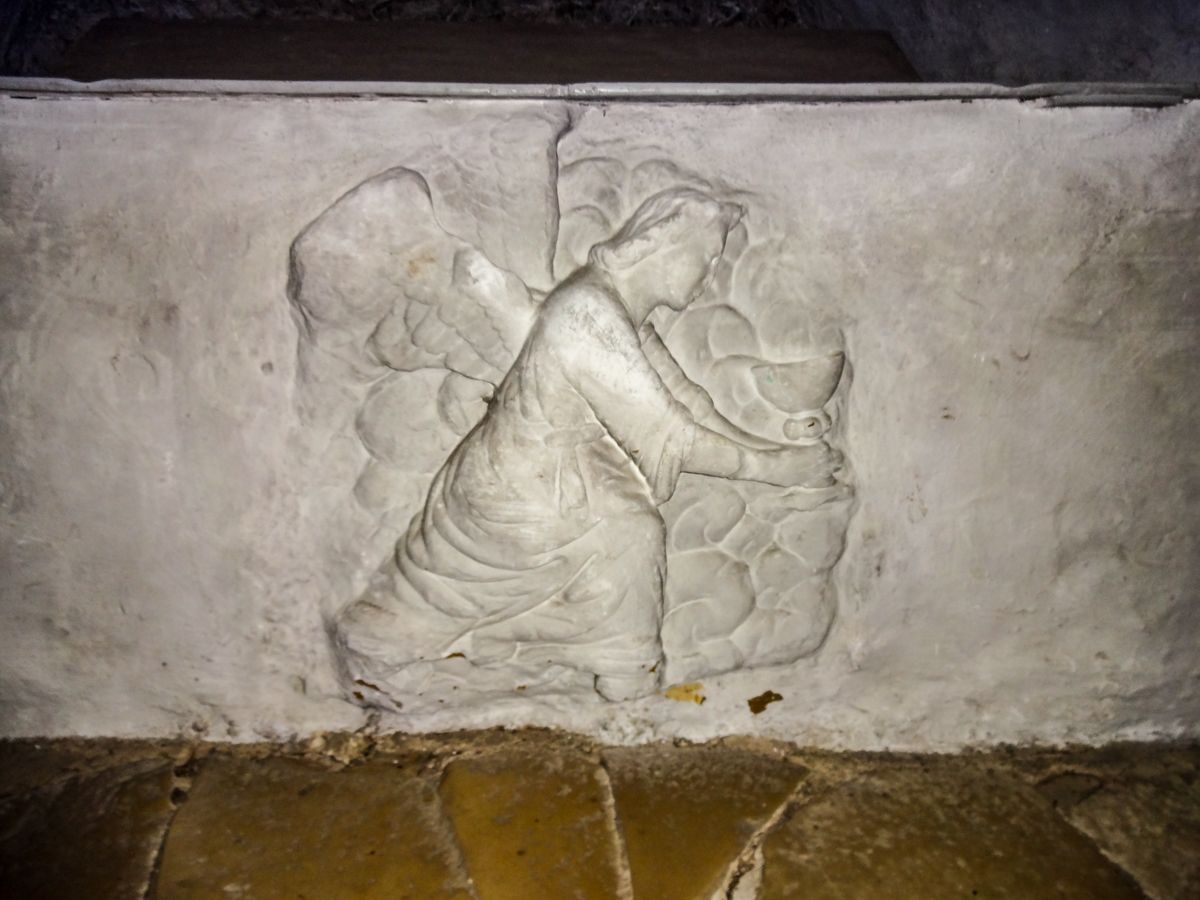 Engelsrelief in Fels gehauen