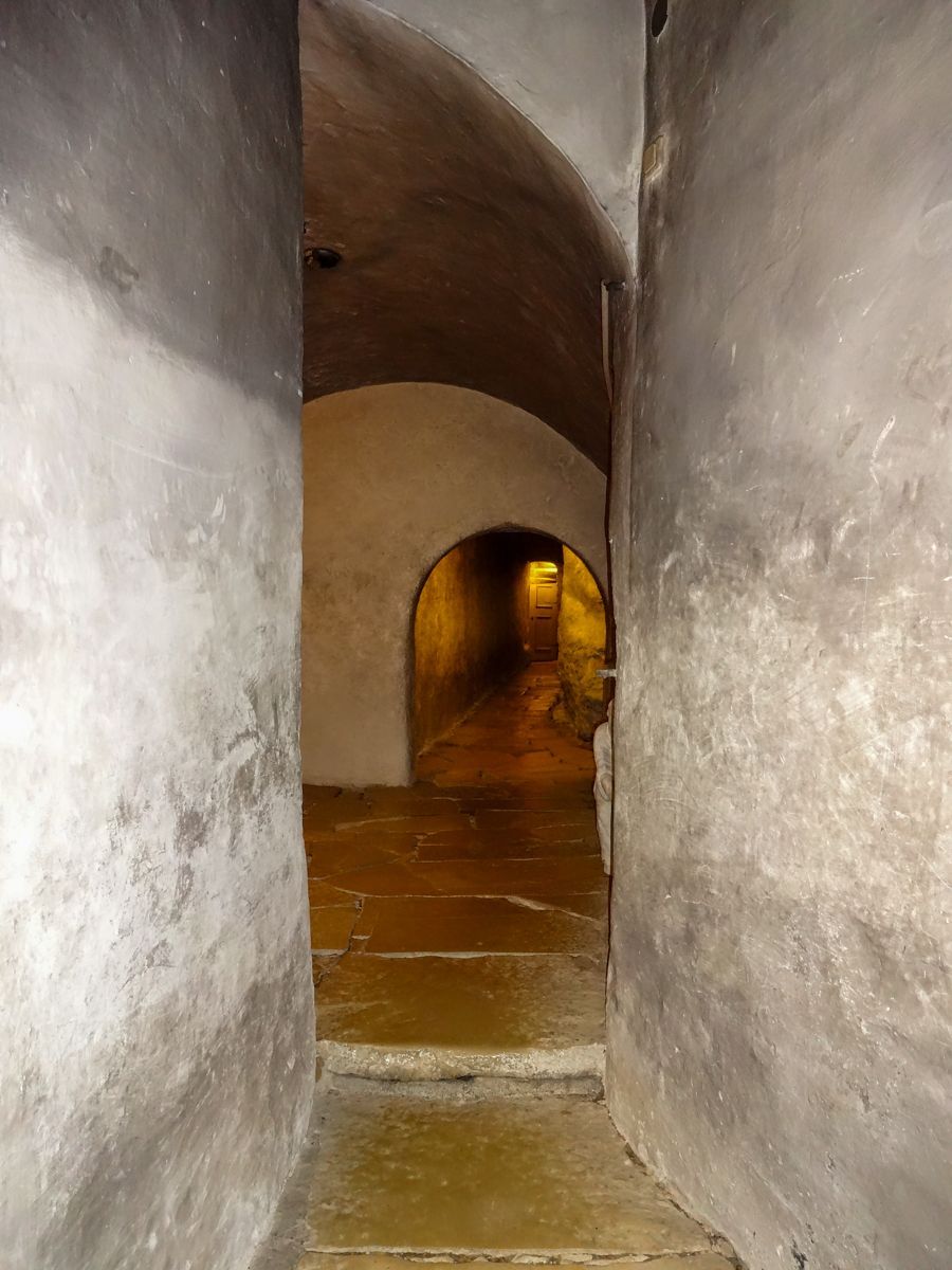 Die Gänge stammen noch von der alten Burganlage