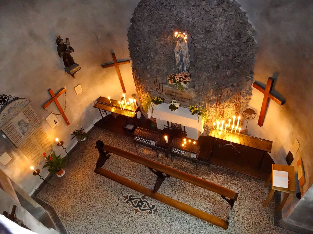 Blick auf die Lourdesgrotte