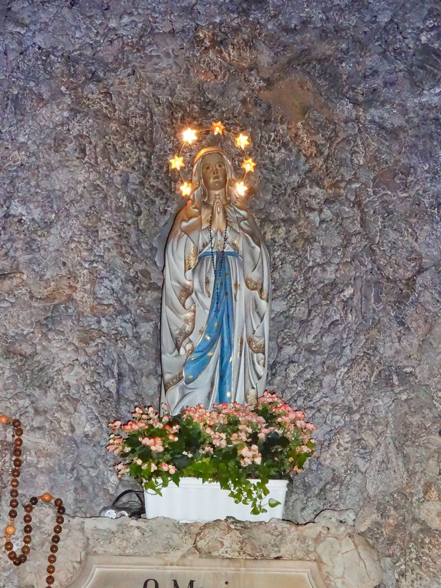 Marienfigur in der Lourdesgrotte