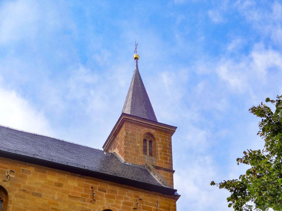 Blick zum Turm der Gügelkirche