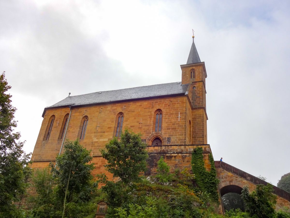 Gügelkirche auf einem ca. 500m hohen Felsen erbaut