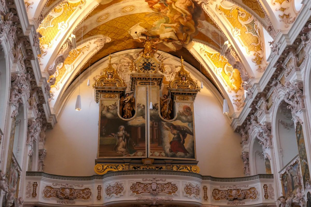 Blick zur geschlossenen Orgel