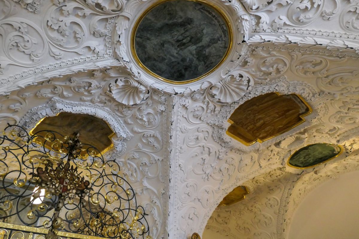 Mit Wessobrunner Stuck und kleinen Gemälden verkleidetes Gewölbe in der unteren Gruft