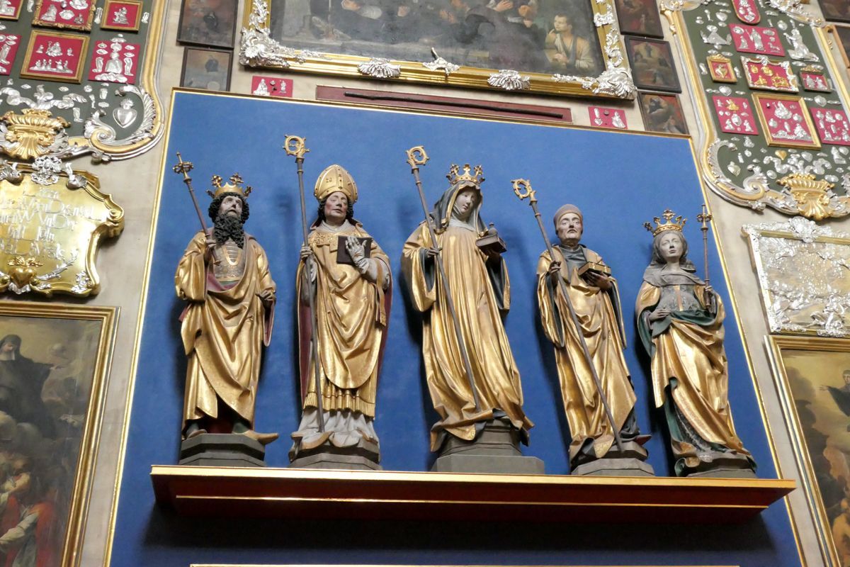 Spätgotische Figurengruppe der Familie Walburgas (v.l.n.r. Richard (Vater), Geschwister Willibald, Walburga, Wunibald, Wuna (Mutter))