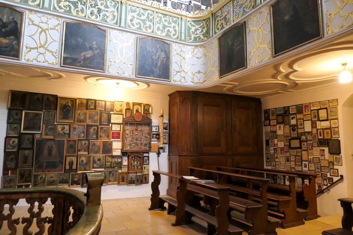 Obere Gruft mit unzähligen Votivtafeln 