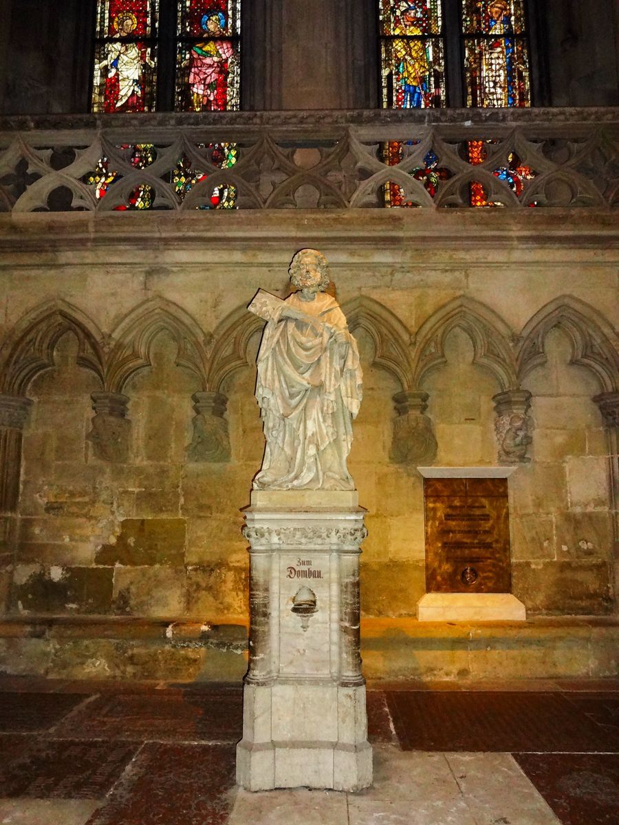 Petrusfigur mit Schlüssel in den Händen