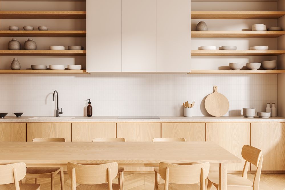 Una cocina con muebles de madera, una mesa y sillas.