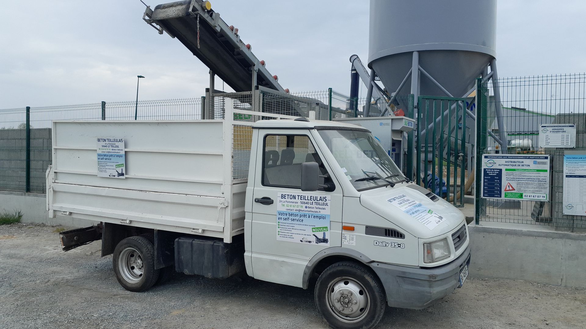 Un camion-benne blanc