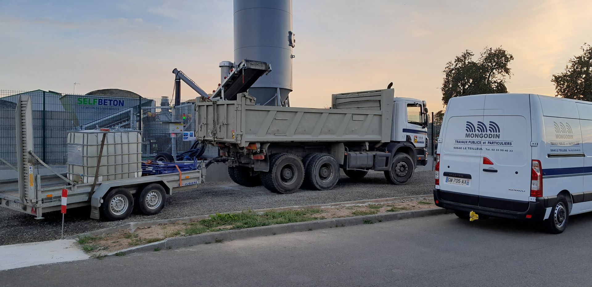 Un camion-benne devant un distributeur de béton