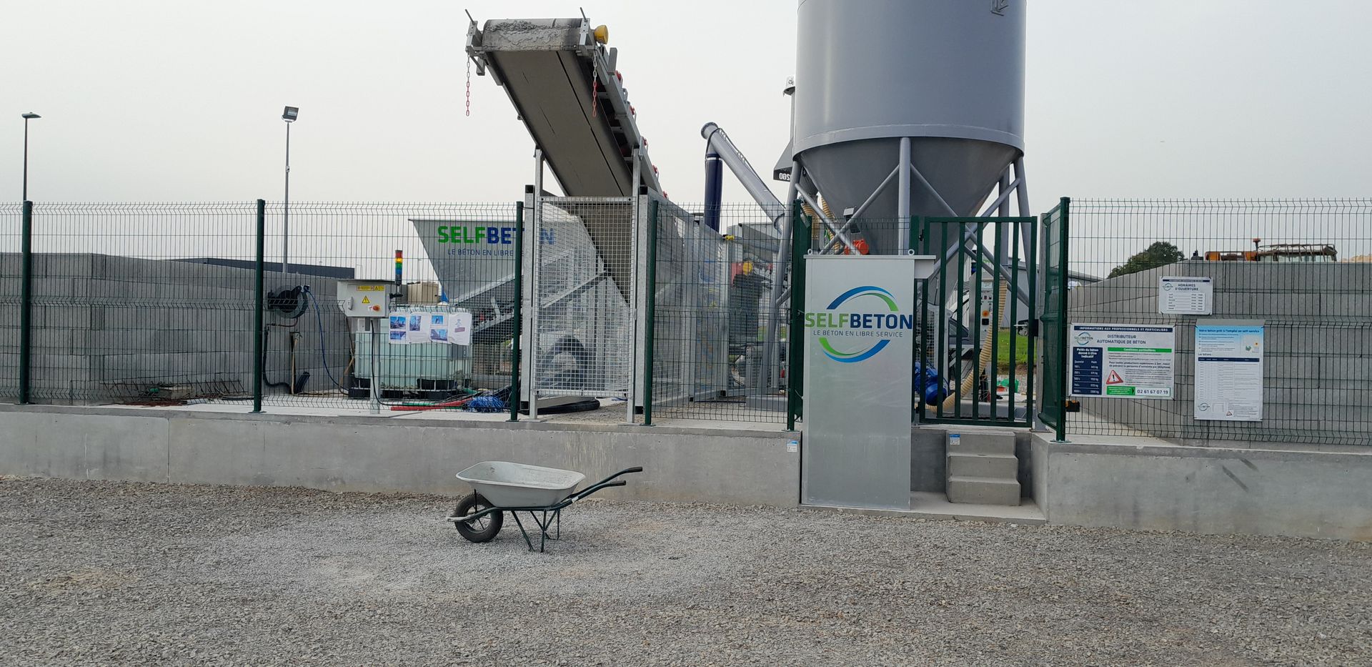 Une brouette sous un distributeur de béton
