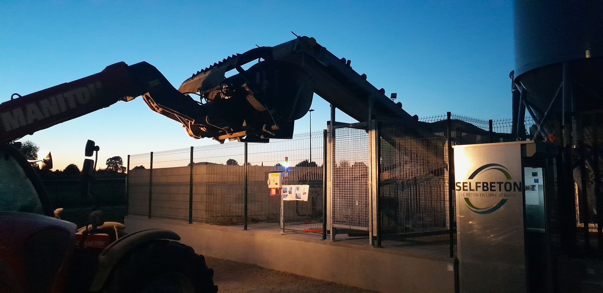 Un distributeur de béton de nuit