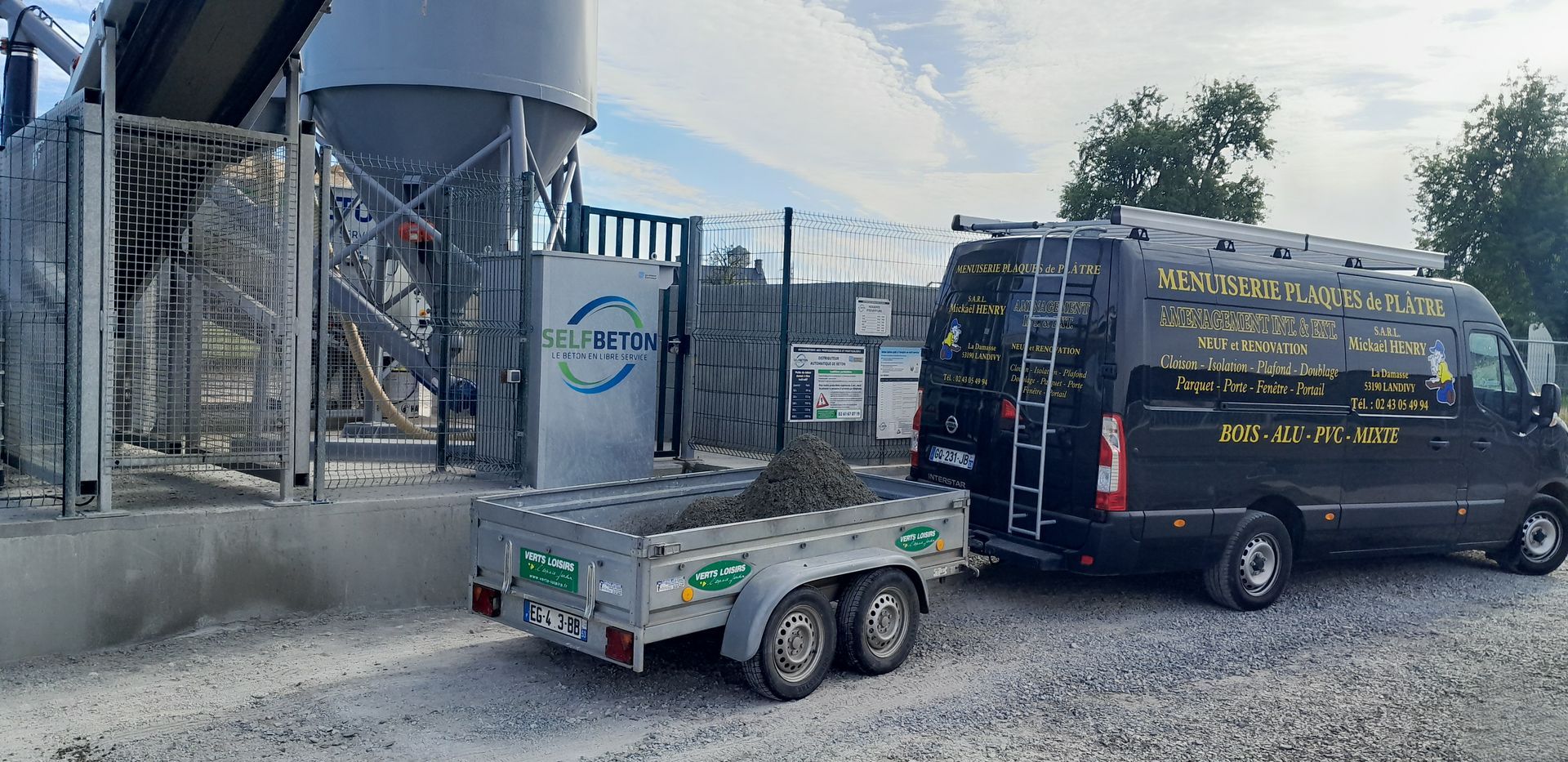 Un camion bleu avec du béton dans sa remorque