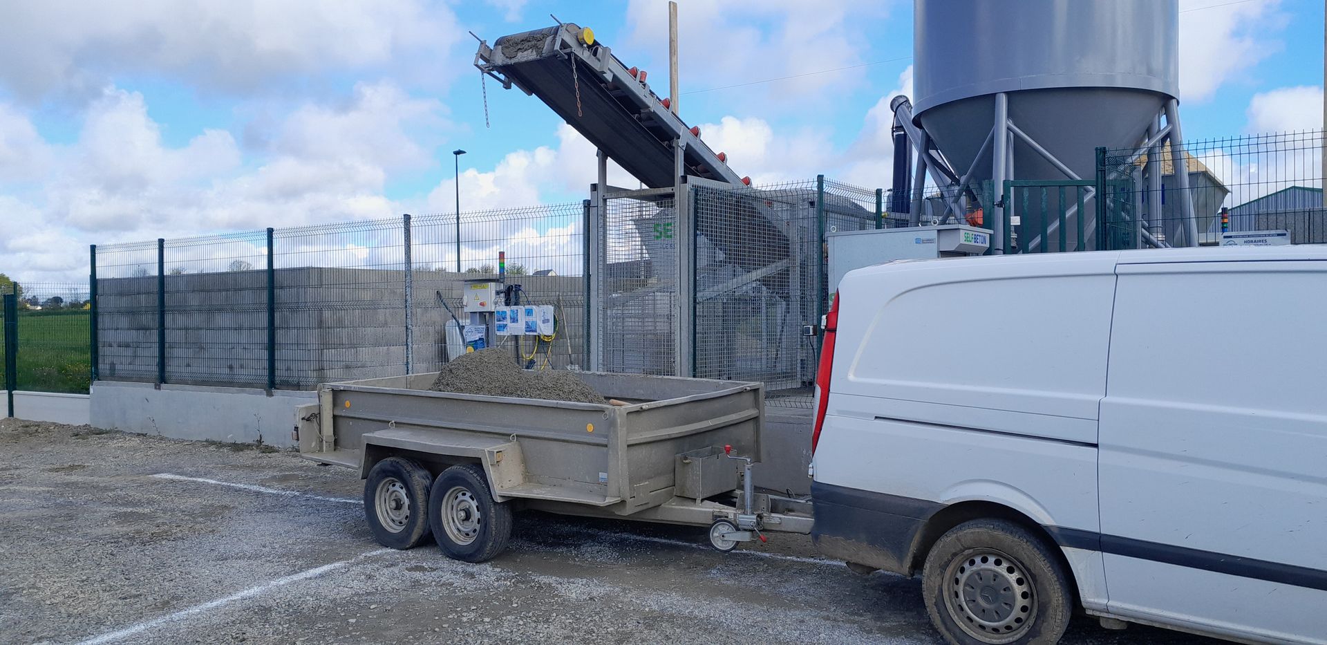 Du béton qui coule dans une remorque à l'arrière d'une camionette