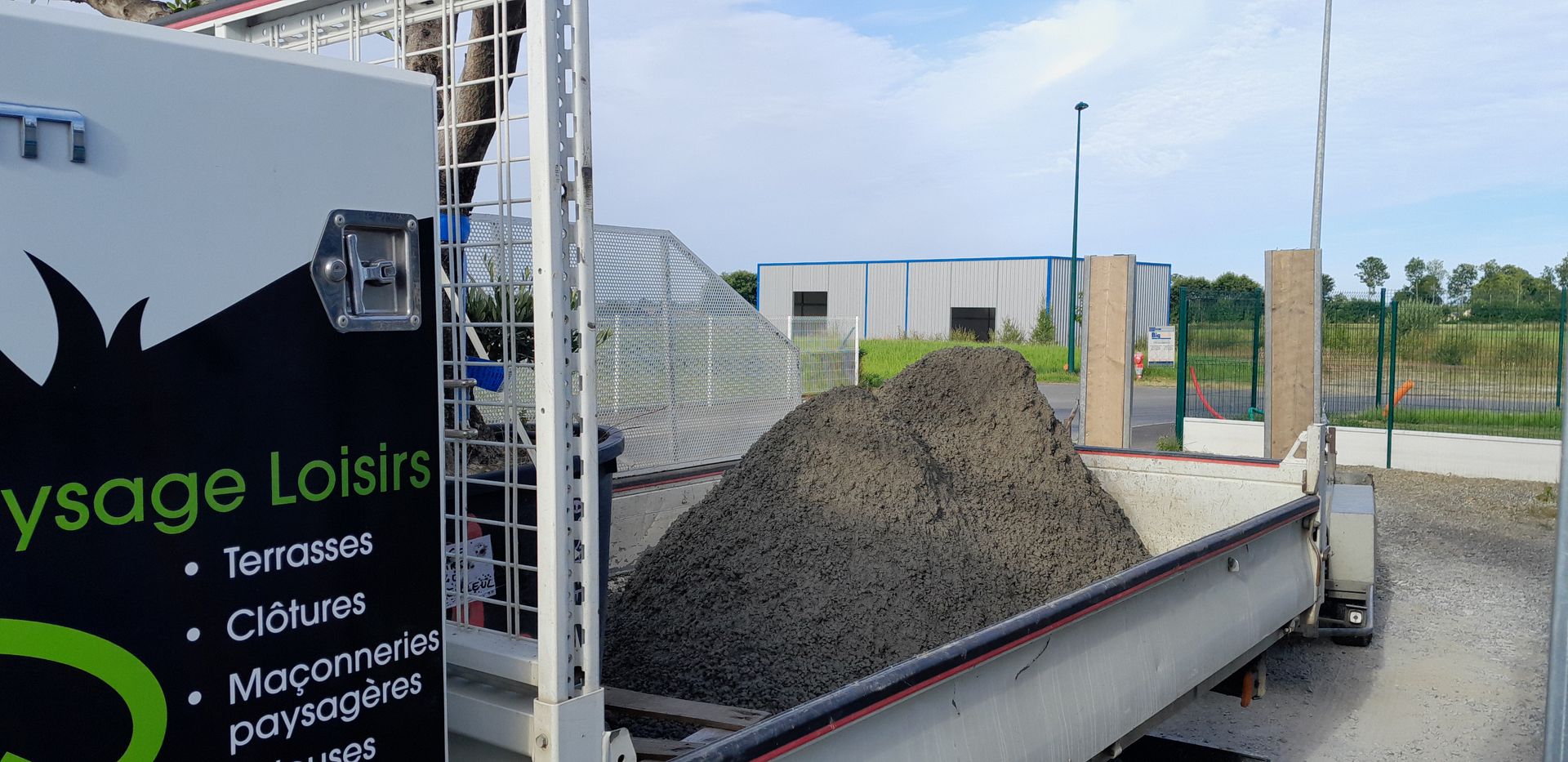 Une remorque avec du béton dedans